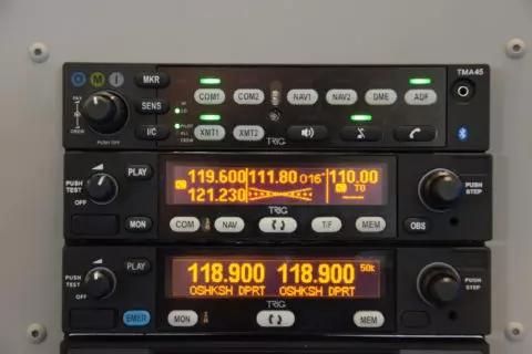 Das neue Slimline-Nav/Com TX56 von Trig Avionics (Mitte)