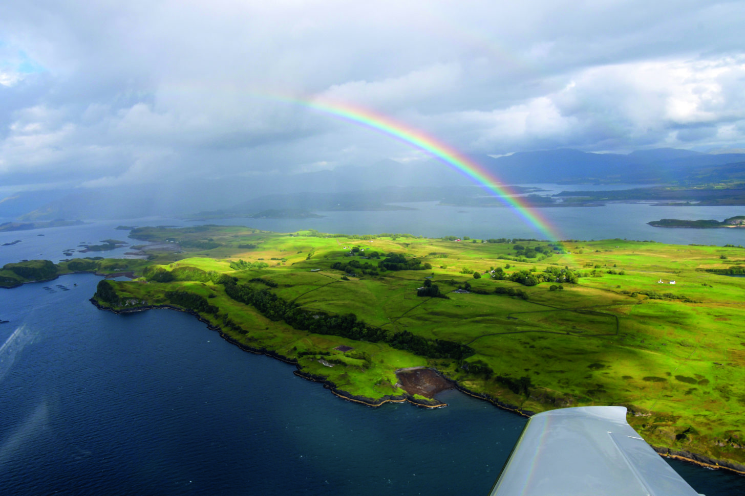 Zauberhafte Landschaft kennzeichnet das Fliegen in Schottland