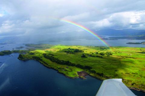 Zauberhafte Landschaft kennzeichnet das Fliegen in Schottland