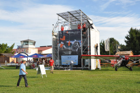 Donnerstag Nachmittag in Tannheim: Letzte Aufbauarbeiten am Tannkosh-Tower