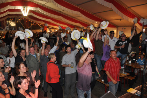 Gute Stimmung trotz Wolkenbruch: Party im Festzelt
