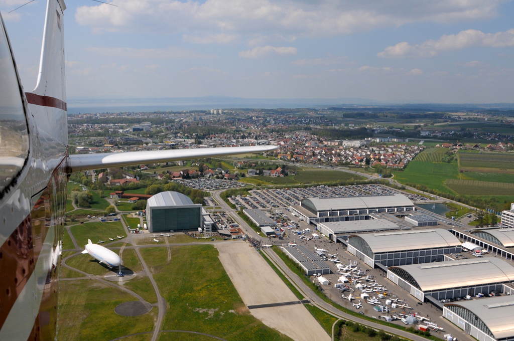 Bei diesem Überflug über das Messegelände der AERO 2011 war bestes Wetter. Hoffen wir auf genauso schönes für Mitte April 2012!