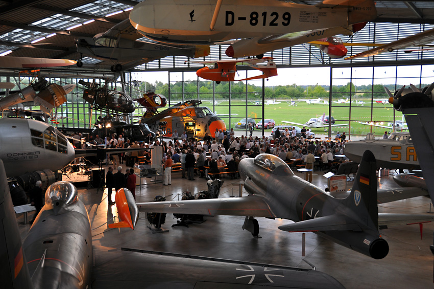 Luftfahrtgeschichte: Inmitten historischer Flugzeuge feiern die Deutschlandflieger das 100-jährige Bestehen der Veranstaltung