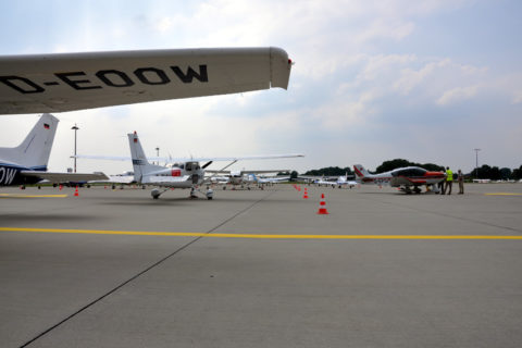 Ankunft am Airport Hannover: 123 Flugzeuge nehmen teil am Deutschlandflug 2011