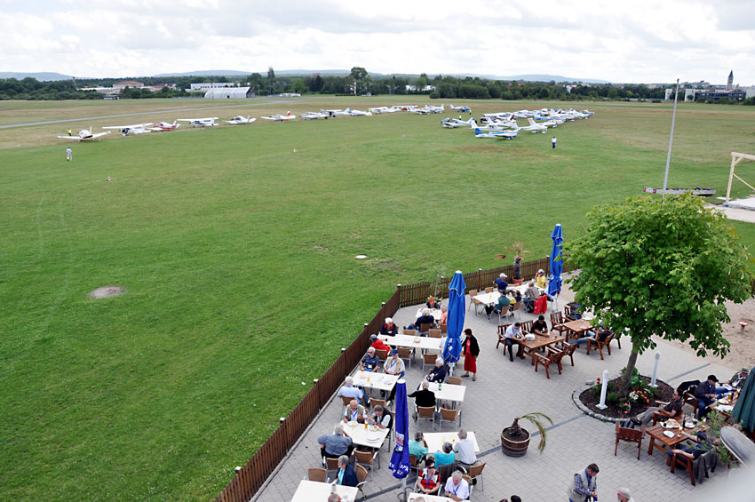 Angekommen: Gut die Hälfte der Touring-Flugzeuge ist schon abgestellt. Jetzt schnell zur Brotzeit!