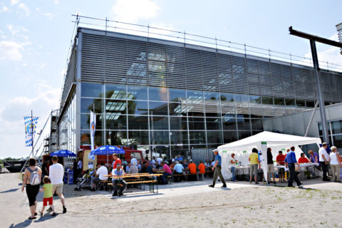 Brotzeit: An den Hallen der Flugwerft des Deutschen Museums können sich die Teams erst einmal stärken und von der letzten Etappe erholen