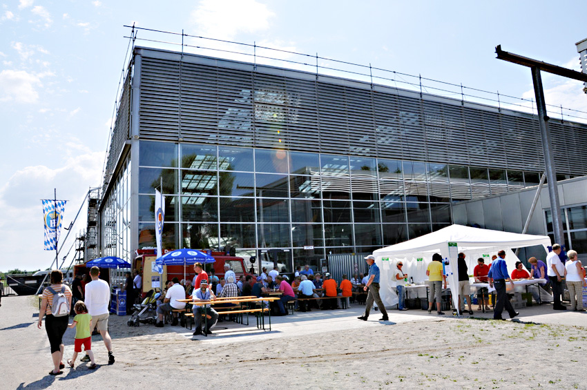 Brotzeit: An den Hallen der Flugwerft des Deutschen Museums können sich die Teams erst einmal stärken und von der letzten Etappe erholen