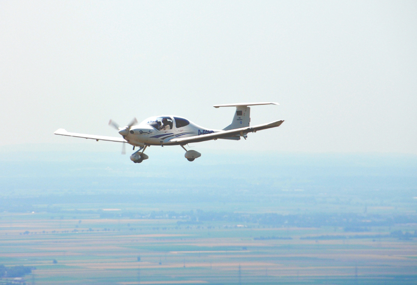 Hoher Besuch: Die DA-40 mit Teamleiter Wolfgang Drexel an Bord ist als letzte gestartet und macht Fotos von den Teilnehmerflugzeugen