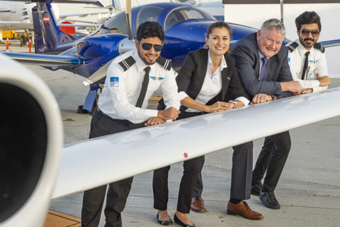 Auf gute Zusammenarbeit: Amila Spiegel von Diamond Aircraft mit Anthony Miller von SNCA-CAE sowie zwei Flugschüler, Adel Kariry (links) und Azzam Al-Mudhaffar