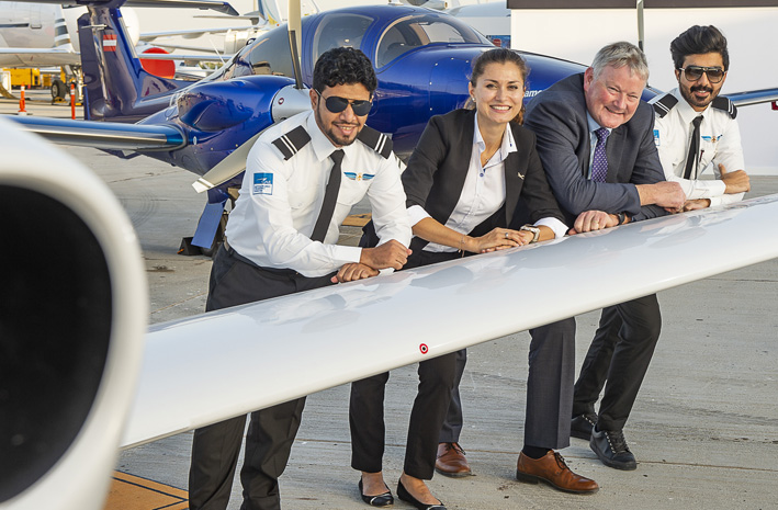 Auf gute Zusammenarbeit: Amila Spiegel von Diamond Aircraft mit Anthony Miller von SNCA-CAE sowie zwei Flugschüler, Adel Kariry (links) und Azzam Al-Mudhaffar