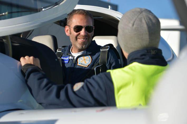 Zufrieden: Diamond-Testpilot Ingmar Mayerbuch nach dem Erstflug