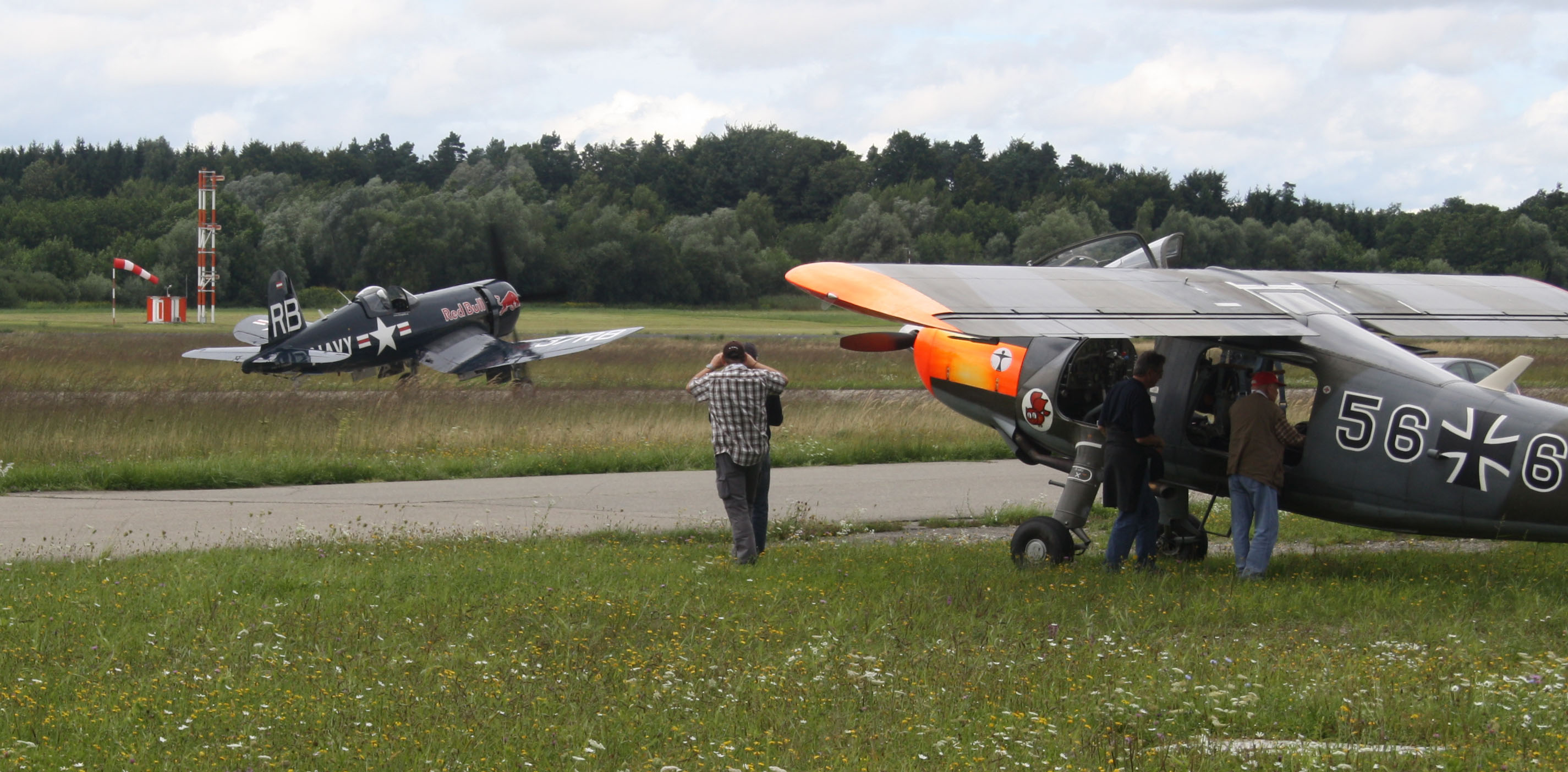Die Corsair von den Flying Bulls startetet vor den aufgereihten Do 27 Flugzeugen