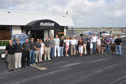 Die Gruppe mit Fluglehrern von Platinum, Floridas Cirrus Training, Charter und Maintenance Standort