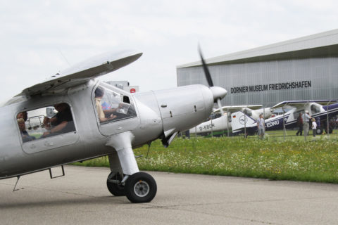 Eine Do 27 vor dem Dornier Museum Friedrichshafen