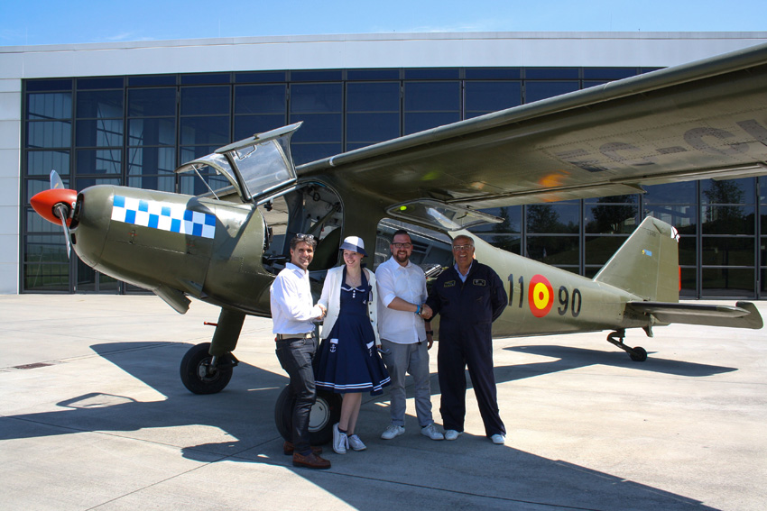 Angekommen: Ingo Weidig (2. v. r.) und Jessica Hornung vom Dornier Museum begrüßen die Piloten Jordi Perich Rosell (links) und Victor Lleó aus Spanien