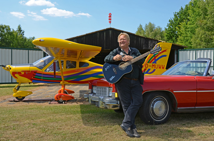 Bunt, Rot, Schwarz: Mit der P92 fliegt Heinrich zu seinen Gigs. Der rote Cadillac hat einmal Johnny Cash gehört