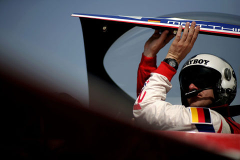 Matthias Dolderer bereitet sich auf das zweite Training des Red Bull Air Race in Abu Dhabi am 25. März 2010 vor