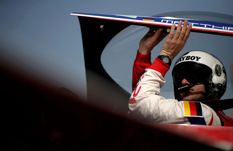 Matthias Dolderer bereitet sich auf das zweite Training des Red Bull Air Race in Abu Dhabi am 25. März 2010 vor