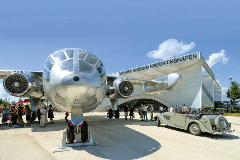 Publikumsmagnet: Prototyp der Do-31 vor dem Museumseingang