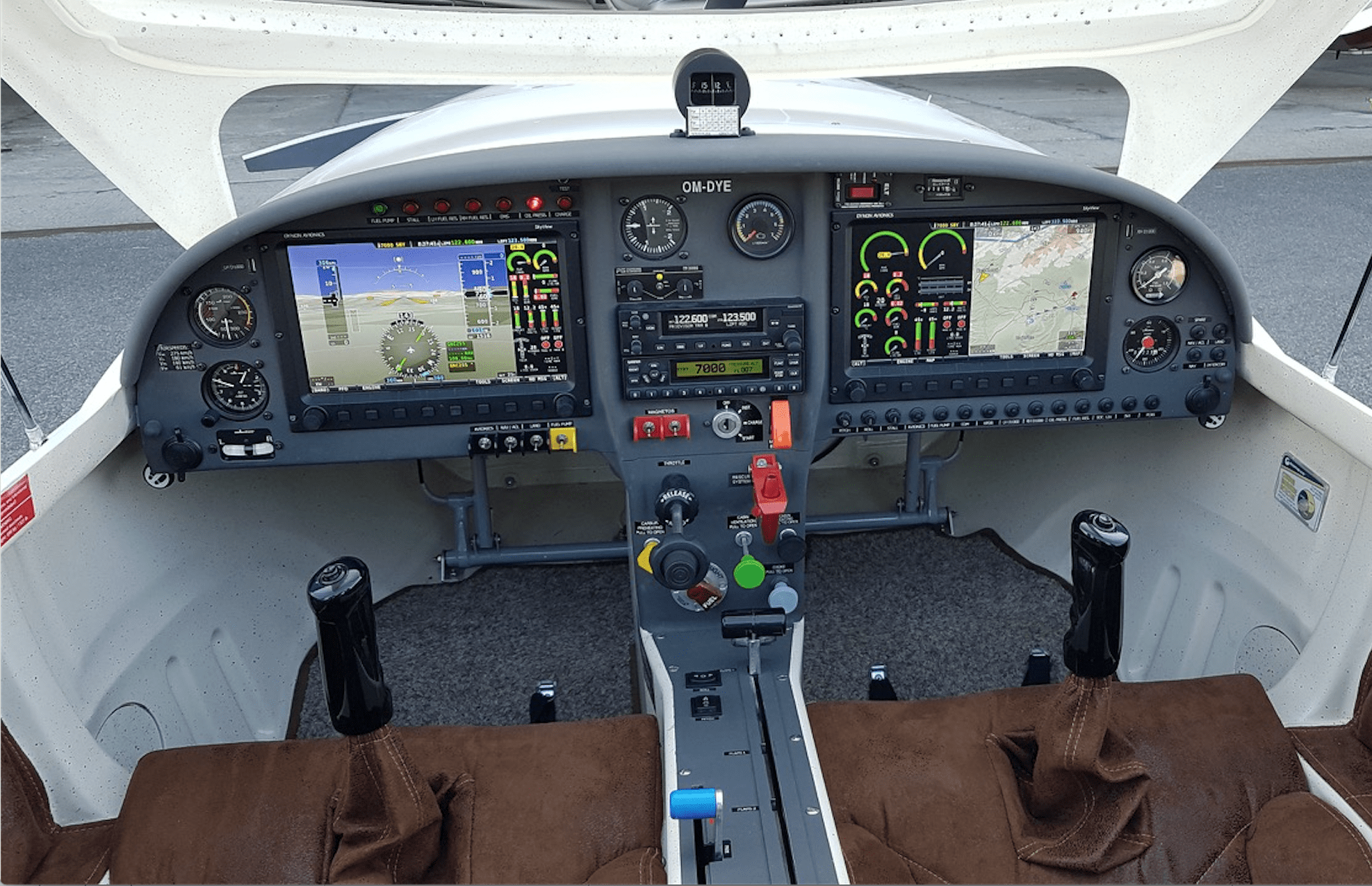 Modern: Glascockpit mit zwei Dynon SkyView D1000, dazwischen Garmin-Funk und -Transponder. Sogar eine Überziehwarnung mit Stickshaker hat die LSA-Dynamic