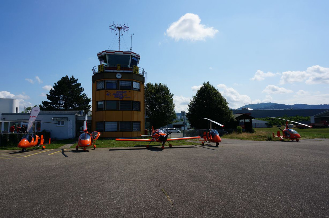 Fliegen lernen: Die Flotte von Dynamic Spirit vor dem Freiburger Turm in EDTF