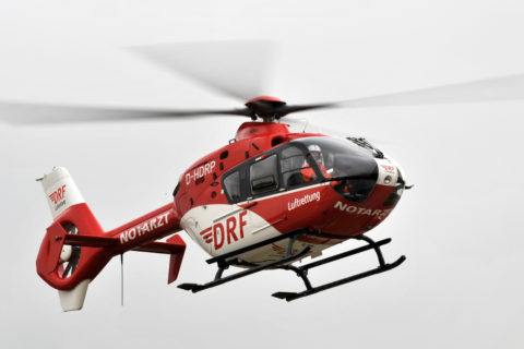 Ein Rettungshubschrauber der DRF Luftrettung vom Typ EC 135