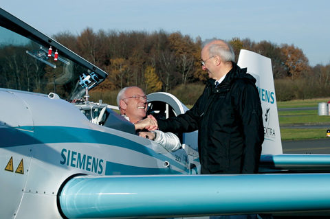 Geschafft! Walter Extra nach dem Rekordflug, es gratuliert Dr. Frank Anton, Leiter eAircraft von Siemens