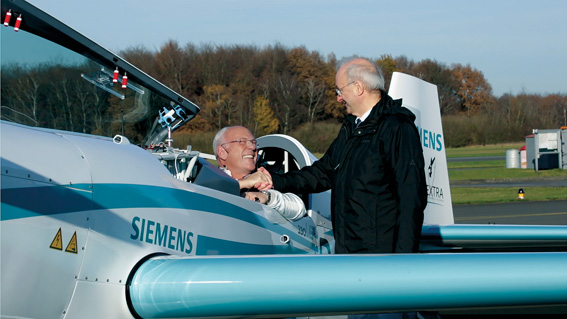 Geschafft! Walter Extra nach dem Rekordflug, es gratuliert Dr. Frank Anton, Leiter eAircraft von Siemens