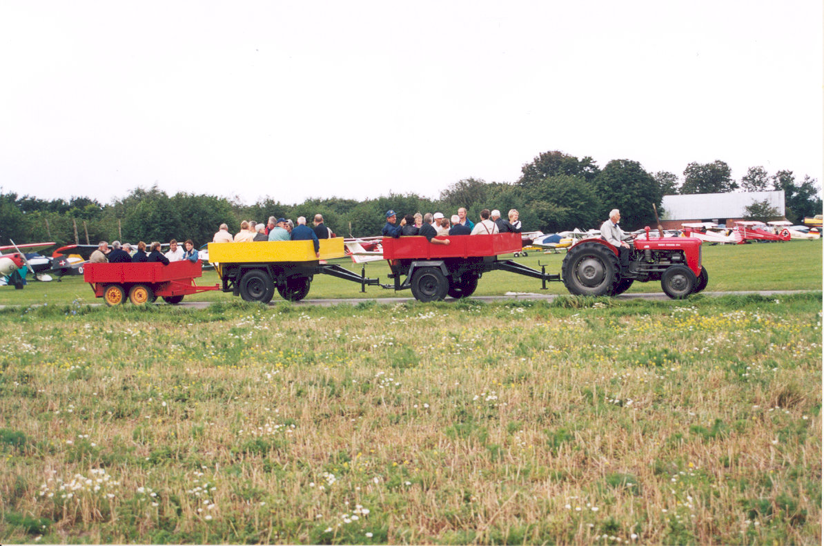 Jens Toft fährt Besucher mit dem Traktor über die Insel