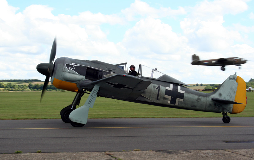 Showtalent: Marc Mathis bei den Flying Legends 2009 in Duxford am Steuer einer Flugwerk-Fw 190