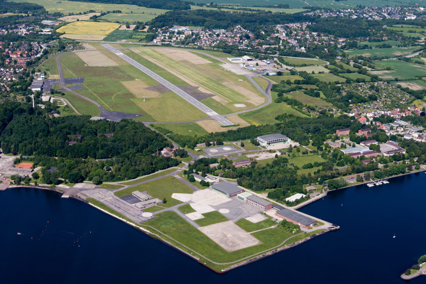 Der Flugplatz Kiel liegt direkt an der Förde