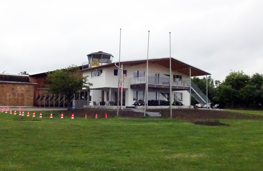 Neuer Glanz: wiederaufgebautes Vereinsheim am Flugplatz Erbach