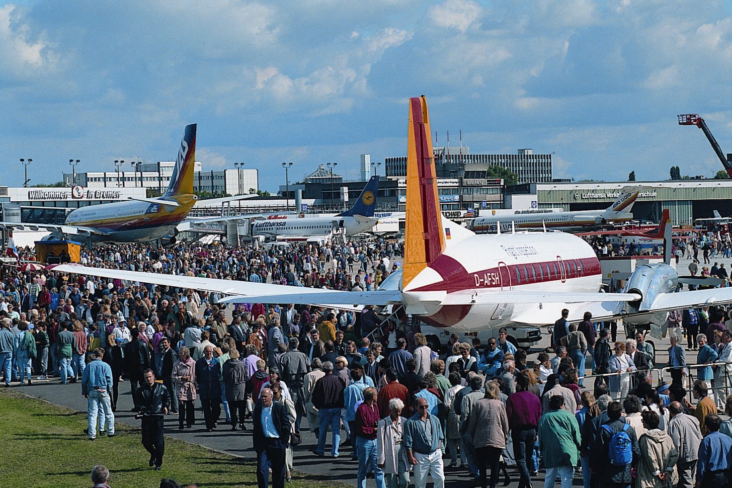 Das Flughafenfest in Bremen hat Tradition: Schon 1993 gab es großen Besucherandrang