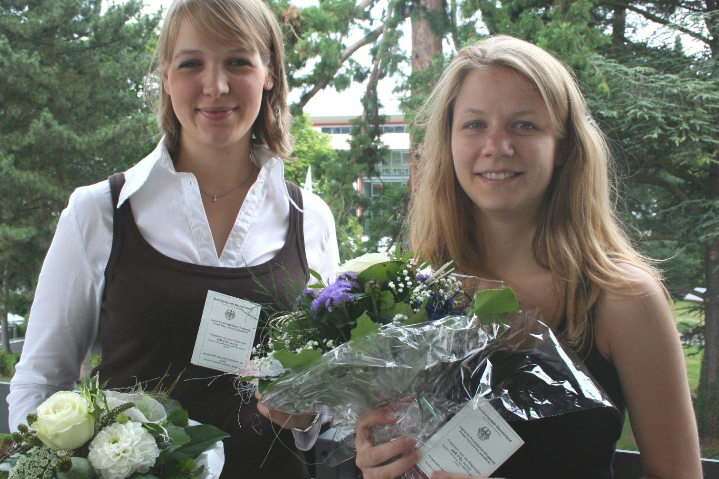 Nicole Witte und Katharina Klein (v.l.) nach Übergabe der Fluglizenzen