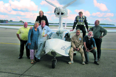 Geschafft! Das Flywhale-Team feiert den Erstflug des amphibischen Wasserflug-ULs