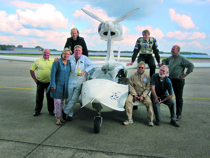 Geschafft! Das Flywhale-Team feiert den Erstflug des amphibischen Wasserflug-ULs