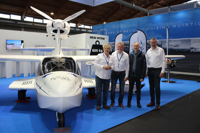 Teamwork: Auf dem Flywhale-Stand, von links: Elke Rind, Helmut Rind, Jean François Monier und Helmut Lanfermann