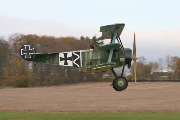 Flug in die Vergangenheit mit dem Oldtimer-Replikat der Fokker Dr. I