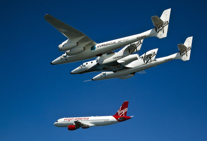 Galaktisches Duo: Trägerflugzeug Eve mit angedocktem SpaceShipTwo, begleitet von einem Airbus A320