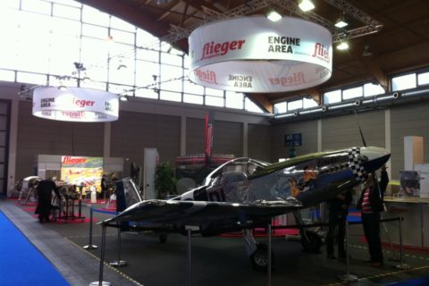 Der fliegermagazin-Stand kurz vor Eröffnung der Messe: Die Mustang steht!
