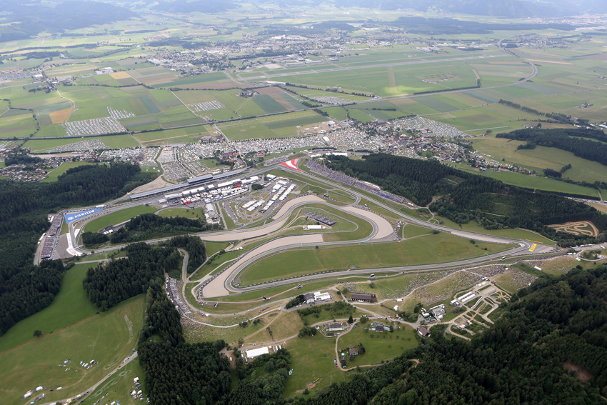 Klar zur Landung: Fliegerhorst Hinterstoisser (oben) und Rennstrecke in Spielberg, Österreich