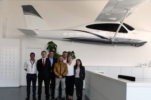 Startbereit: Das Team von H3PS, einer Kooperation von Tecnam, Rotax-BPR und Siemens