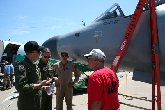 Hotshots unter sich: Art Nalls (rechts) im Gespräch mit interessierten Air-Force-Piloten