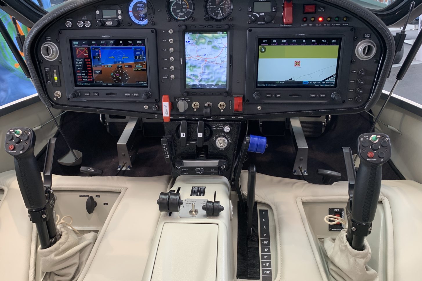 Cockpit mit Touch-Displays: Stemme Grand Tourer S12-G