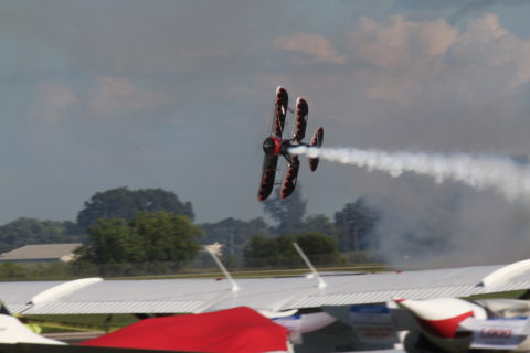 Beinahe zum Anfassen: Die Kunstflugvorführungen in Oshkosh finden tief und nahe an der Flightline statt