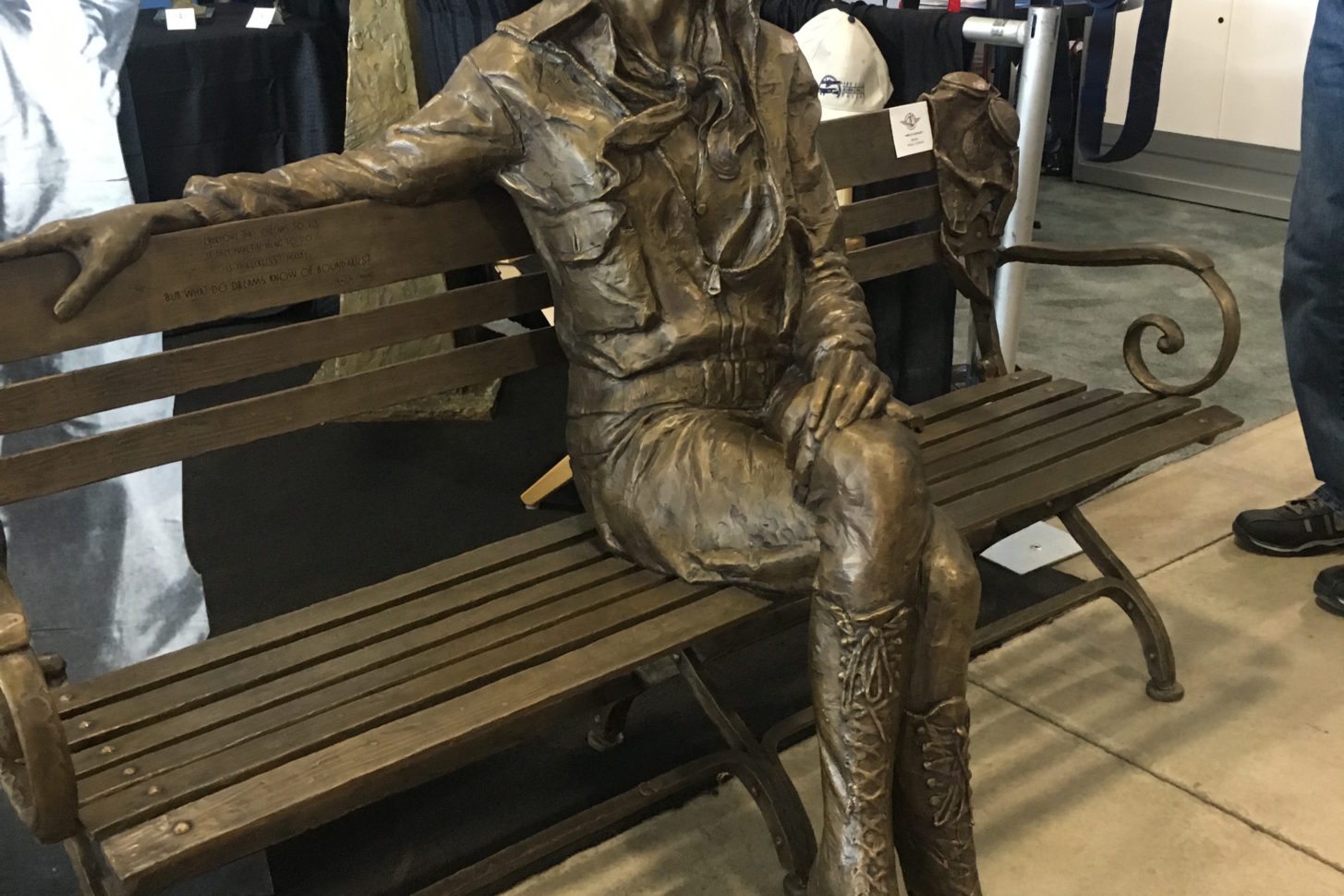 Neben Amelia Earhart im Garten träumen - die Bronzeskulptur macht's möglich