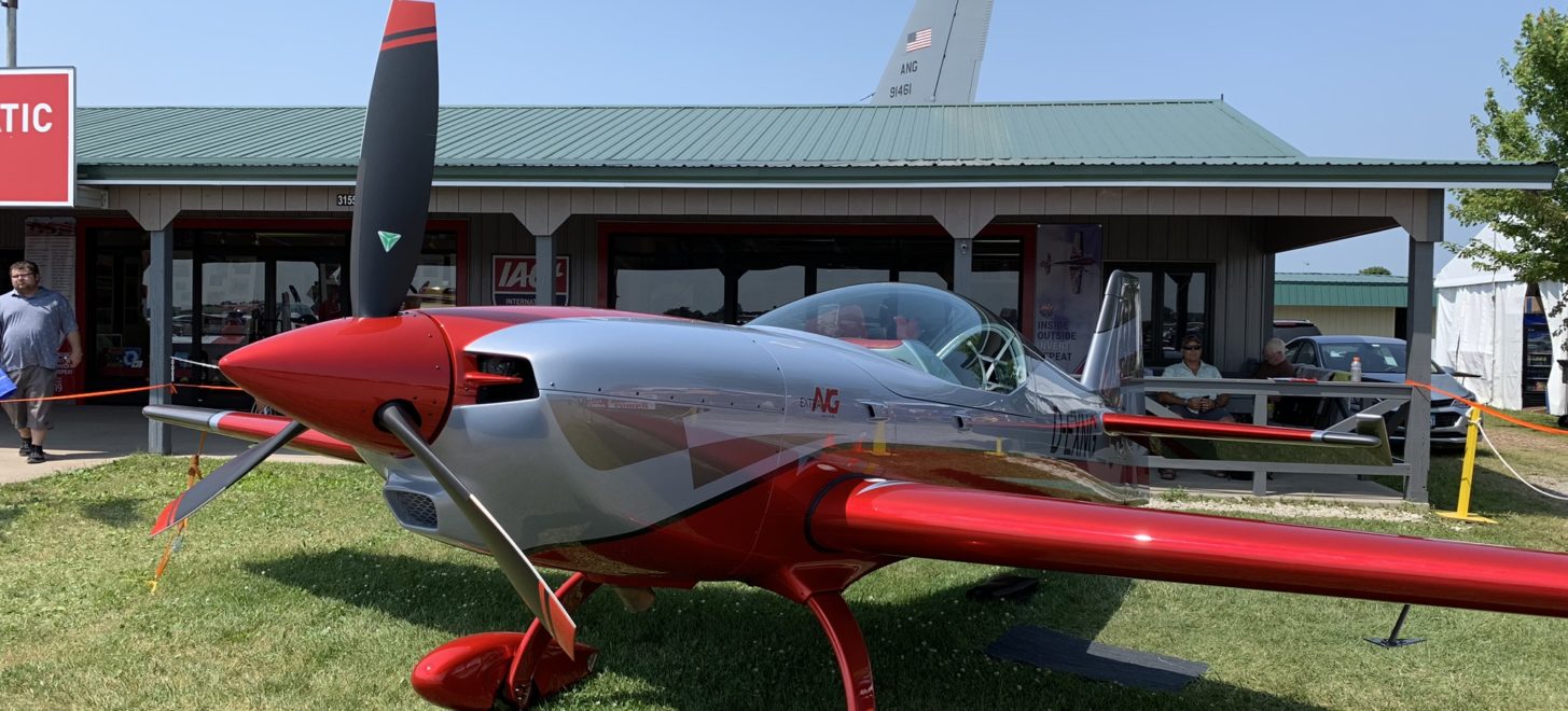 Neues Composite-Kunstflugzeug von Extra