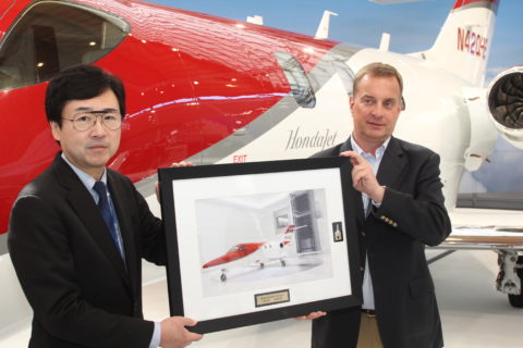 Glückwünsche zum ersten HondaJet: Michimasa Fujino und RAS-Chef Johannes Graf von Schaesberg