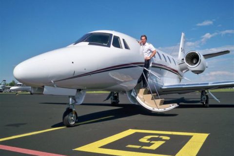 Pilot Alex Lipsky bereitet sich auf den Flug mit der Citation XLS vor.