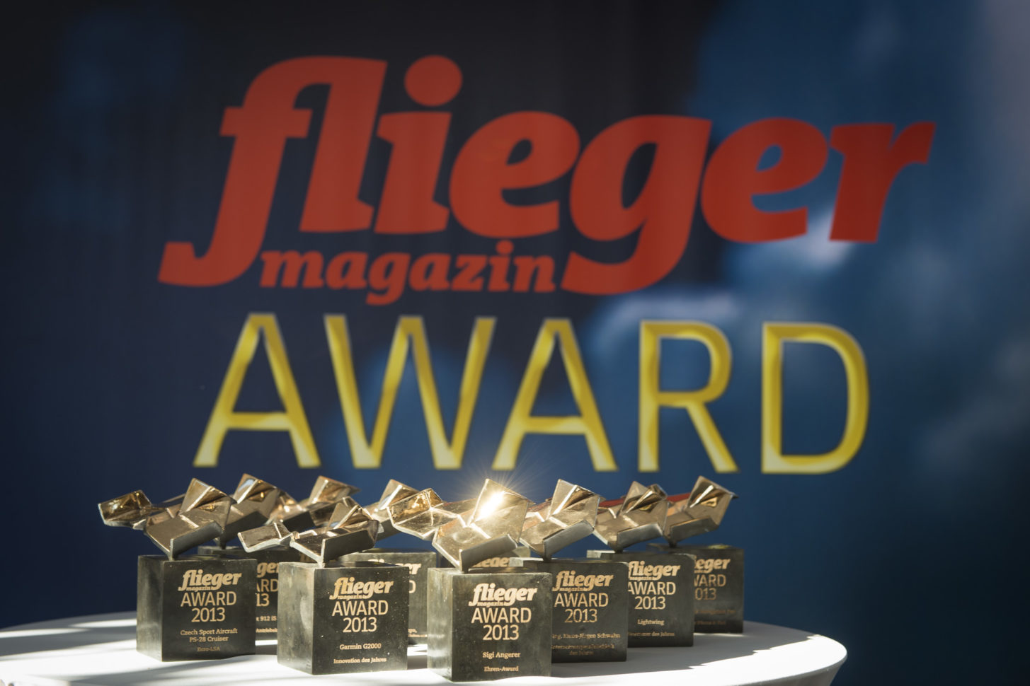 Die fliegermagazin-AWARD Trophäen: ein stilisierter Papierflieger aus Bronze